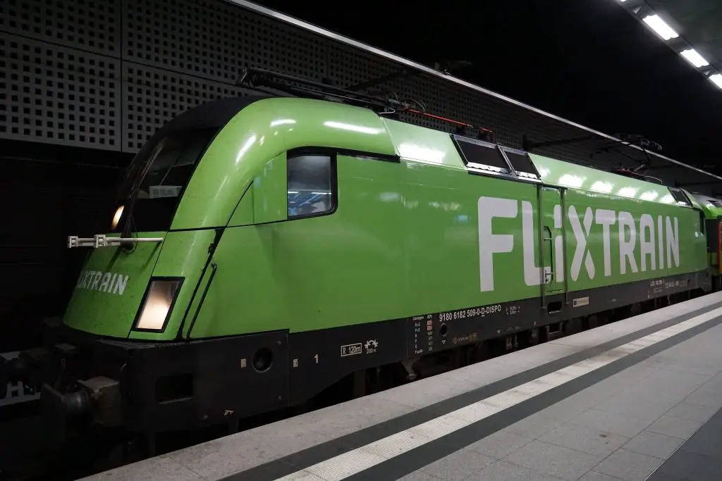 Flixtrain Zug im Bahnhof